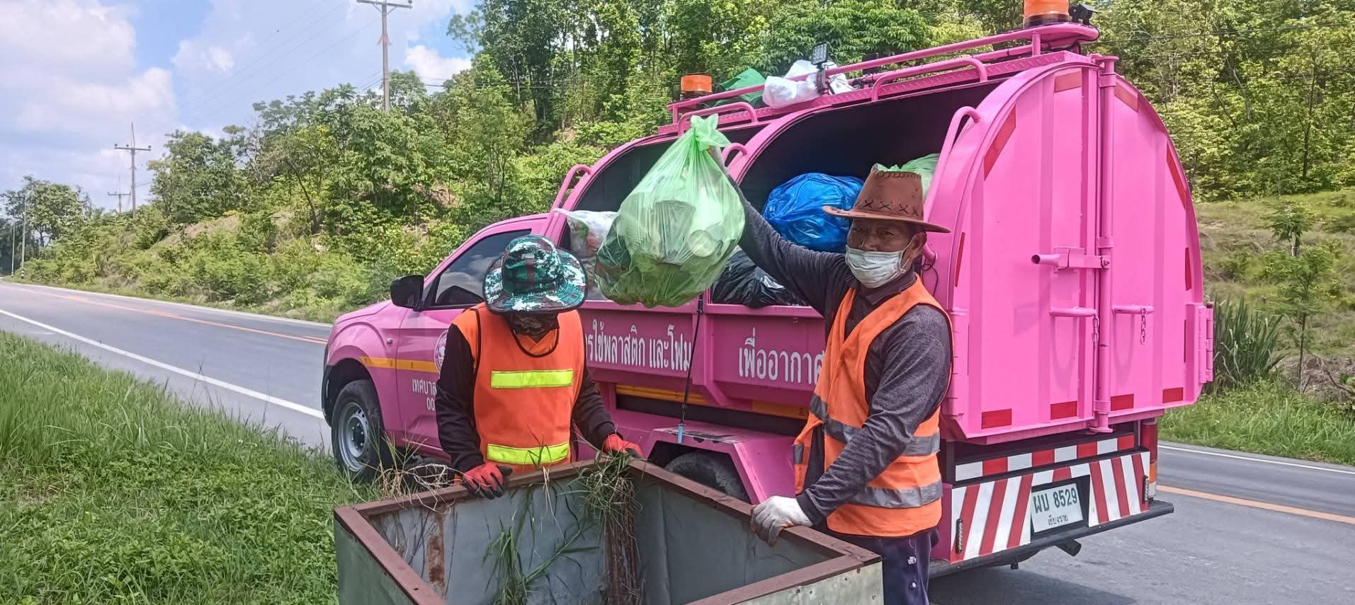 งานสาธารณสุขและสิ่งแวดล้อมออกจัดเก็บขยะมูลฝอยและรณรงค์การคัดแยกขยะในพื้นที่ตำบลสันมะค่า
