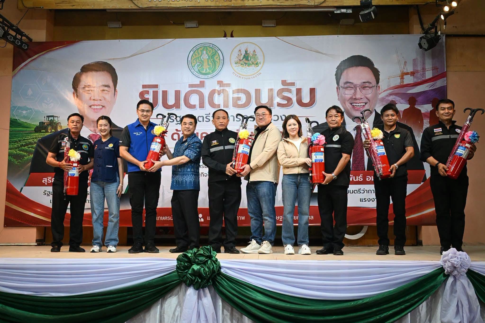 นายกเทศมนตรีตำบลสันมะค่า ร่วมให้การต้อนรับ นายสุริยะ จึงรุ่งเรืองกิจ รัฐมนตรีว่าการกระทรวงเกษตรและสหกรณ์ และนายจุลพันธ์ อมรวิวัฒน์ รัฐมนตรีว่าการกระทรวงแรงงาน และนางสาวปิยะรัฐชย์ ติยะไพรัช รัฐมนตรีช่วยว่าการกระทรวงเกษตรและสหกรณ์ พร้อมคณะข้าราชการระดับสูง ในโอกาสเดินทางมาตรวจราชการและติดตามผลการดำเนินงานในพื้นที่อำเภอป่าแดด จังหวัดเชียงราย