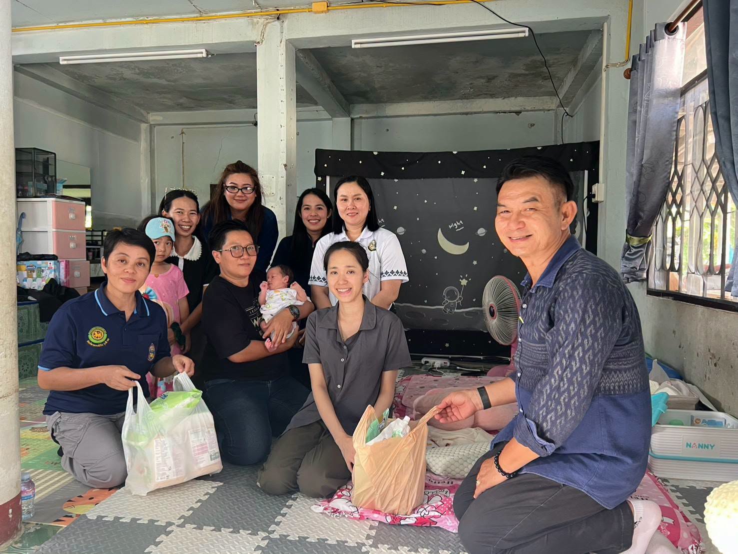 นายกเทศมนตรีตำบลสันมะค่า พร้อมคณะ ลงพื้นที่เยี่ยมเยียนและให้กำลังใจ นางสาวพัชรา แสนสุรินทร์ พนักงานจ้างทั่วไปเทศบาลตำบลสันมะค่า และ นางสาวชลนันท์ สวาทนา ครูโรงเรียนเทศบาล 1 ชุมชนบ้านสันมะค่า เนื่องในโอกาสคลอดบุตร