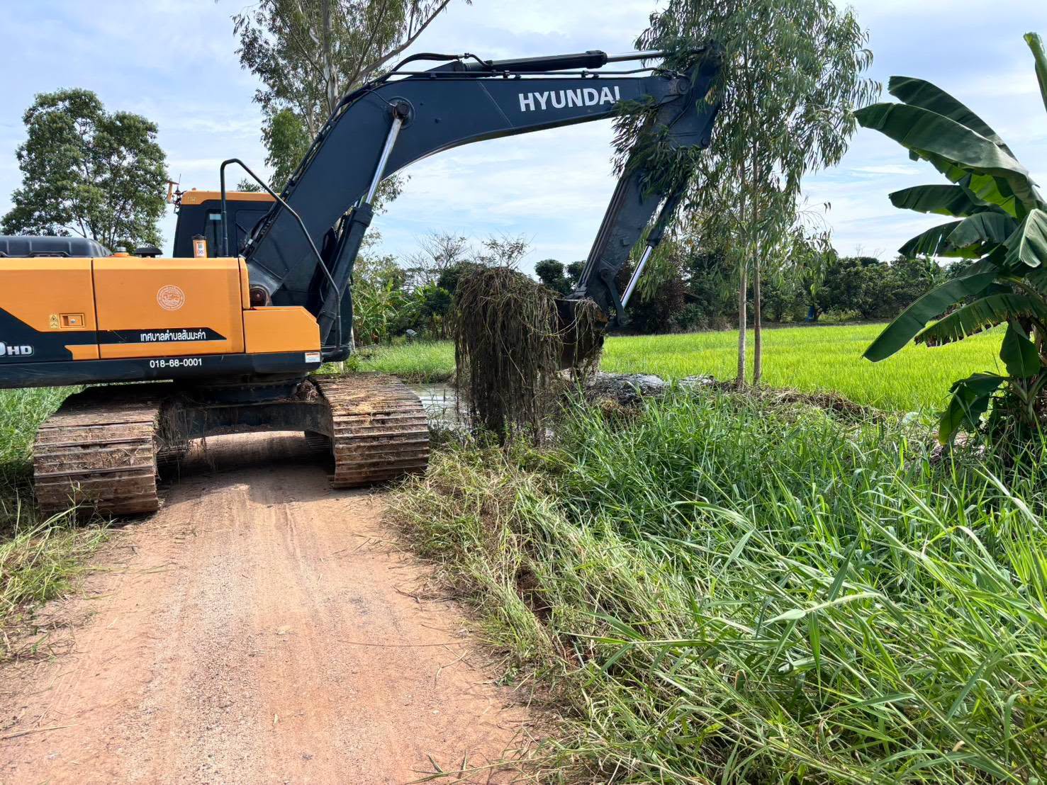 เทศบาลตำบลสันมะค่า ดำเนินการขุดลอกคลองชลประทานสายบ้านสันมะค่า บ้านสันบัวคำ บ้านติธรรม และบ้านสันป่าคาม เพื่อกำจัดวัชพืช เศษวัสดุ และตะกอนดินที่สะสมอยู่ภายในคลอง ซึ่งเป็นอุปสรรคต่อการไหลและการระบายน้ำ
