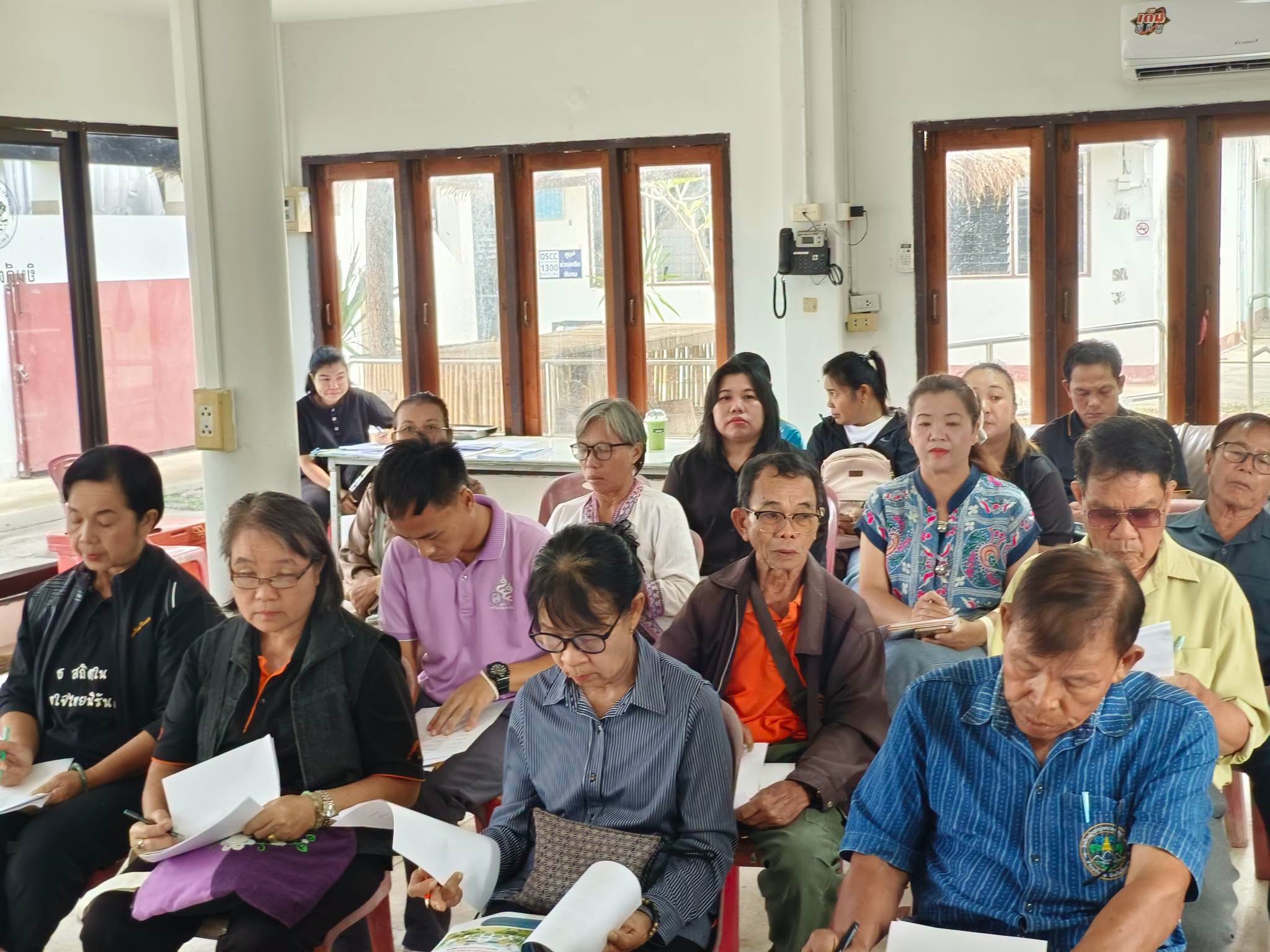 ประชุมเพื่อเตรียมความพร้อมในการจัดตั้ง โรงเรียนผู้สูงอายุ การประชุมครั้งนี้ ได้ร่วมกันหารือแนวทางการดำเนินงาน การเตรียมความพร้อมด้านต่าง ๆ รวมถึงกำหนดนัดหมาย วันเปิดศูนย์โรงเรียนผู้สูงอายุ เพื่อส่งเสริมการเรียนรู้ การพัฒนาคุณภาพชีวิต และสร้างกิจกรรมที่เป็นประโยชน์แก่ผู้สูงอายุในพื้นที่ตำบลสันมะค่าต่อไป ดู