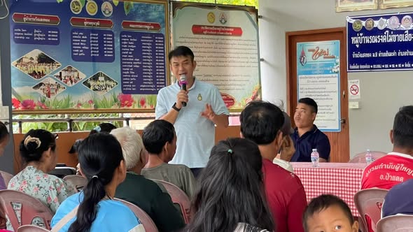 นายชัยวัฒน์ อุดขา นายกเทศมนตรีตำบลสันมะค่า เข้าร่วมประชุมประจำเดือนบ้านวังแสงทอง หมู่ที่ 9 เพื่อขอความเห็นชอบจากประชาชน พร้อมทั้งชี้แจงรายละเอียดเกี่ยวกับอัตราค่าเก็บขยะมูลฝอยใหม่ ใ