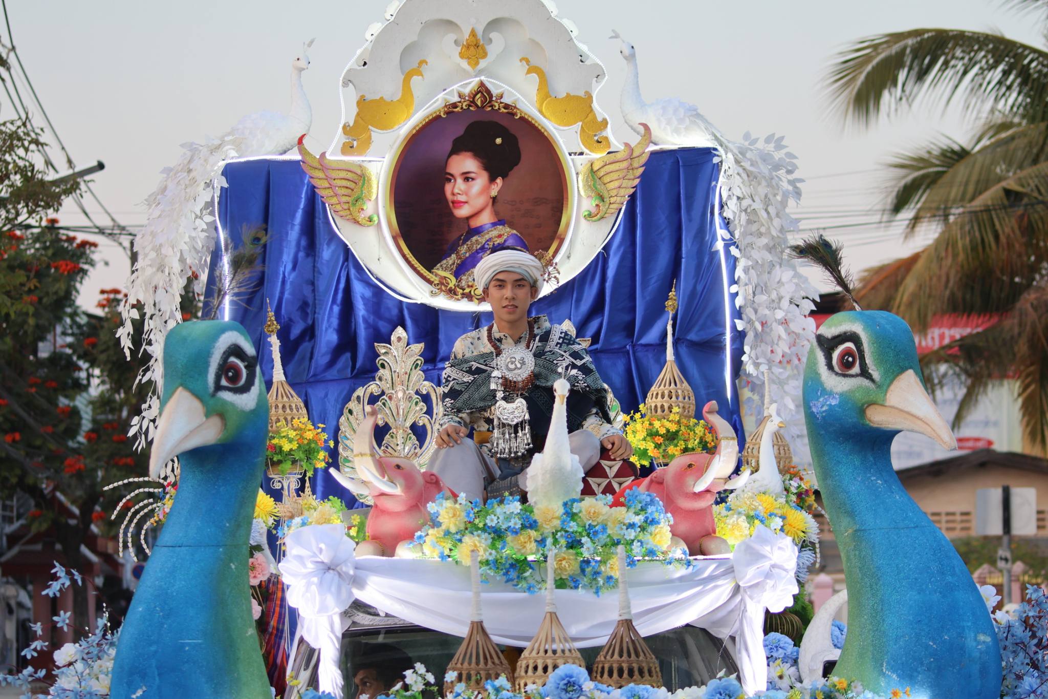 นายชัยวัฒน์ อุดขา นายกเทศมนตรีตำบลสันมะค่า นำคณะหัวหน้าส่วนราชการ และพนักงานเจ้าหน้าที่ ร่วมสร้างความภาคภูมิใจให้กับชาวอำเภอป่าแดด โดยการนำรถขบวนวัฒนธรรมและริ้วขบวนที่ตกแต่งอย่างวิจิตรบรรจง เข้าร่วมพิธีเปิดงาน "พ่อขุนเม็งรายมหาราช และงานกาชาดจังหวัดเชียงราย ประจำปี 2569"