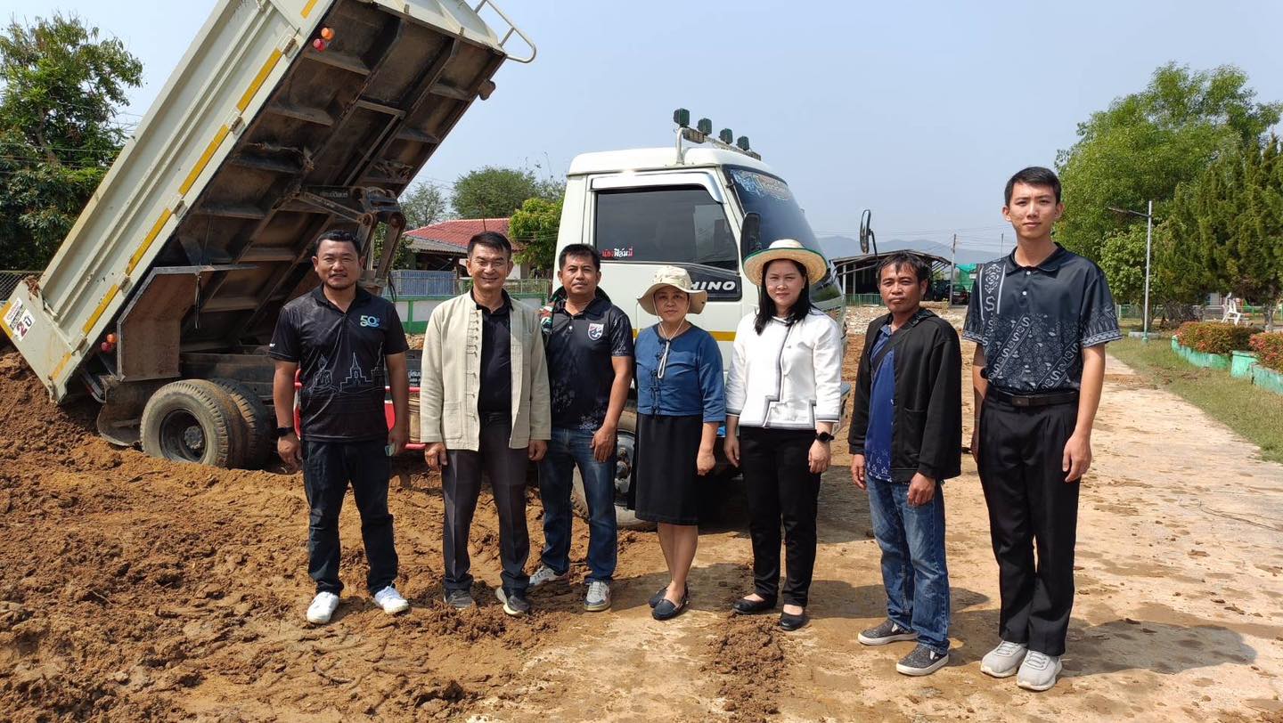 เทศบาลตำบลสันมะค่า ดำเนินการถมดินและปรับพื้นที่บริเวณโรงเรียน เทศบาล1 ชุมชนบ้านสันมะค่าจากการรื้อถอนอาคารเรียนหลังเก่า เพื่อจัดเตรียมพื้นที่ให้มีความเรียบร้อย ปลอดภัย และสามารถใช้ประโยชน์พื้นที่ได้อย่างเหมาะสมในอนาคต