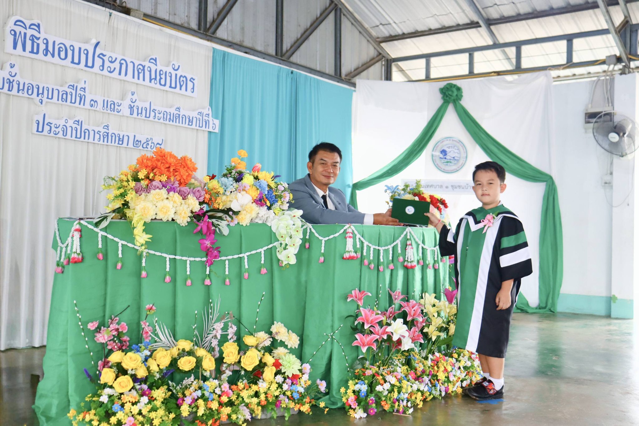 นายชัยวัฒน์ อุดขา นายกเทศมนตรีตำบลสันมะค่า  ร่วมแสดงความยินดี และ มอบประกาศนียบัตรกับนักเรียนระดับชั้นอนุบาล 3 ที่สำเร็จตามหลักสูตรการศึกษาปฐมวัย ประจำปีการศึกษา 2568  ณ หอประชุมโรงเรียนเทศบาล 1 ชุมชนบ้านสันมะค่า อำเภอป่าแดด จังหวัดเชียงราย